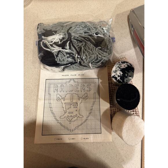 Vintage 1980 Raiders Official NFL Latch & Hook Kit 13x13 Tina of California - Picture 3 of 3